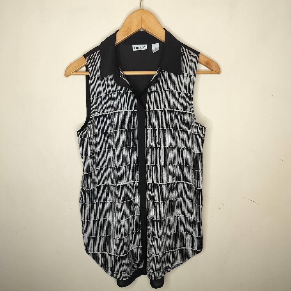 DKNY Sleeveless Buttonโ Up Top Geometric